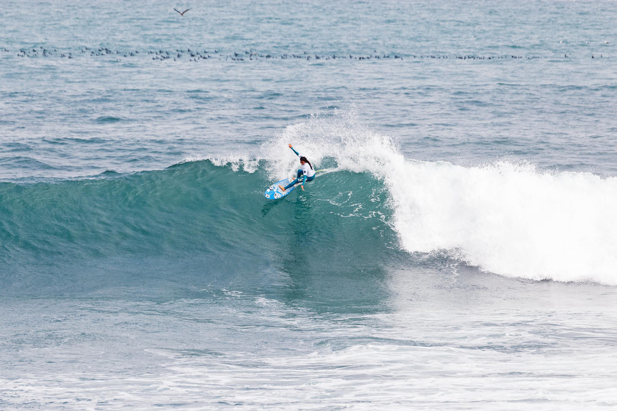 G&oacute;mez y Rosas cuartofinalistas en Mundial femenino de surf en Pichilemu (Chile)