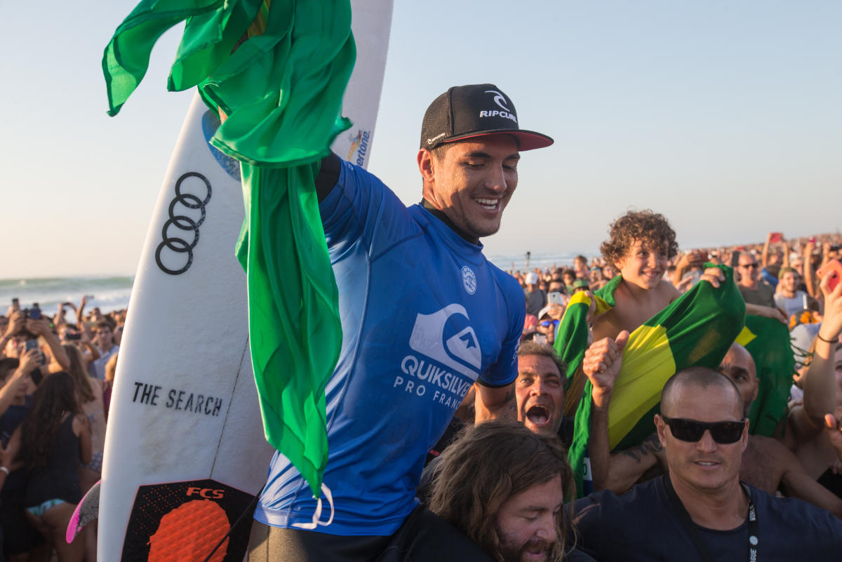 Gabriel Medina y Carissa Moore conquistan Francia
