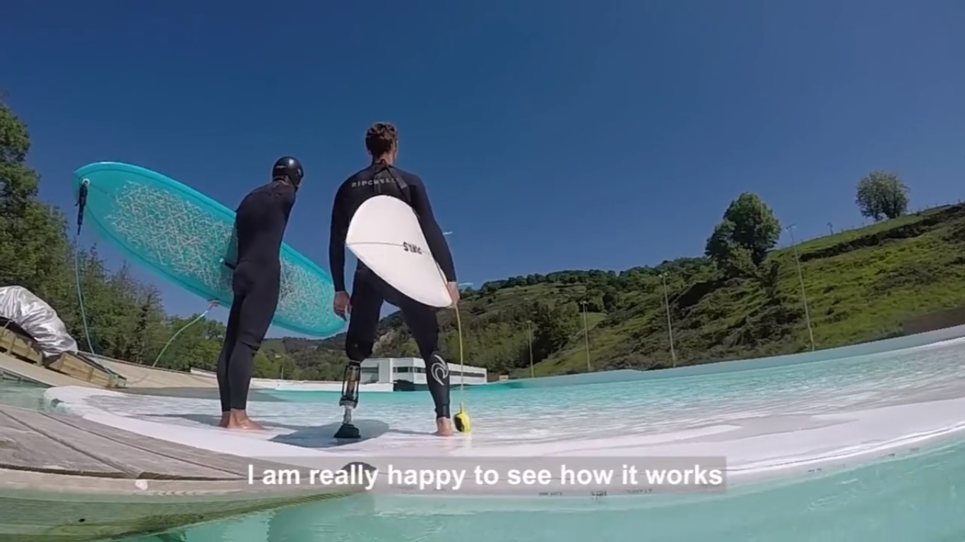 Un poco de Surf Adaptado en Wavegarden