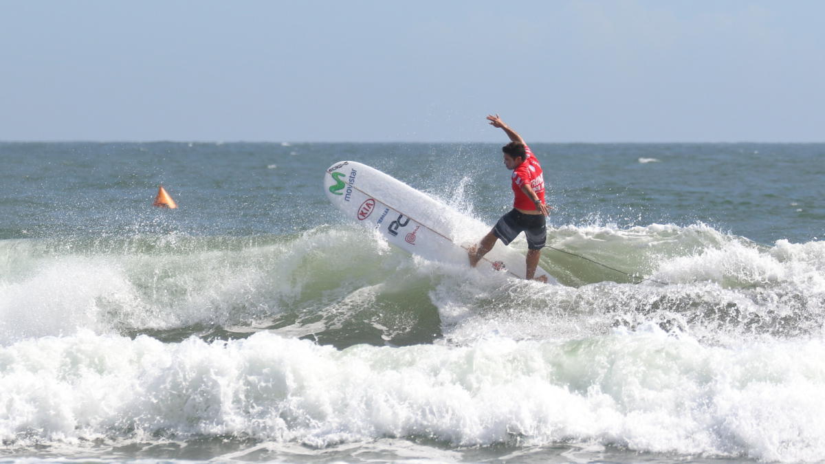 Piccolo Clemente gana en el debut y se mete a ronda tres del mundial de longboard en Jap&oacute;n