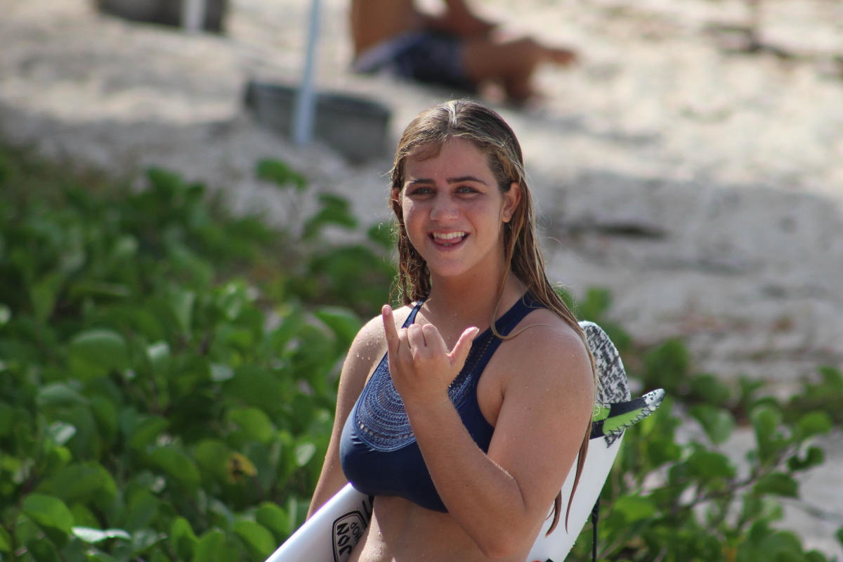 Surfista de 15 años se clasifica al CT femenino 2018