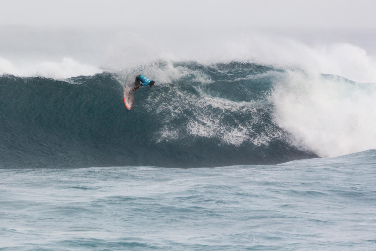Miguel Tudela avanza en el Vans World Cup (Hawaii)