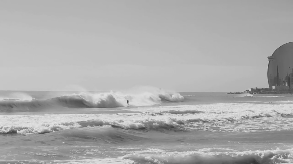 As&iacute; quiebran las olas en Barcelona cuando pega un gran swell
