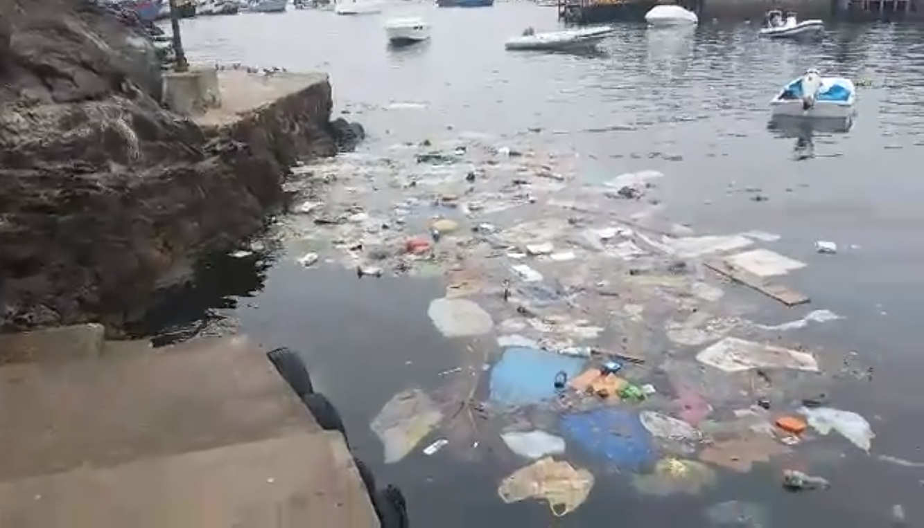Denuncian mont&iacute;culo de basura flotando en mar de Pucusana