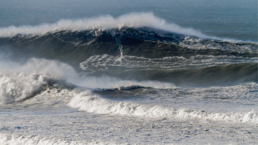 Portugu&eacute;s Hugo Vao podr&iacute;a batir todos los records tras surfear ola de 35 metros en Nazar&eacute; (Portugal)