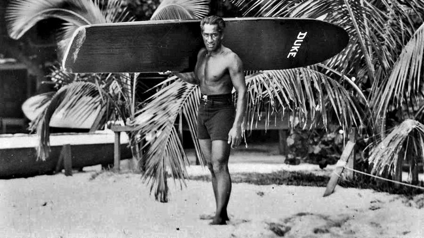Duke Kahanamoku, 50 a&ntilde;os del adi&oacute;s al padre del surf moderno