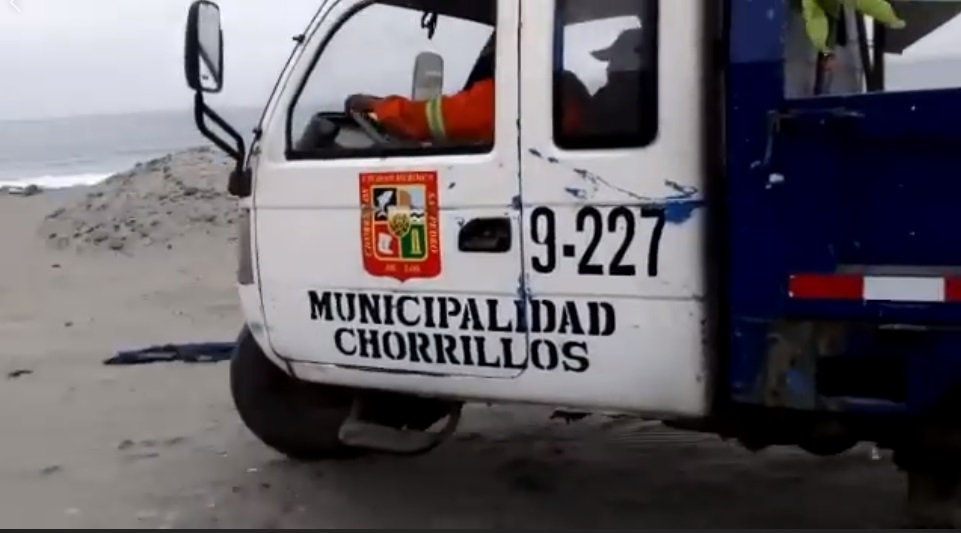 Camiones recolectores de Chorrillos arrojan desechos a playa La Herradura 