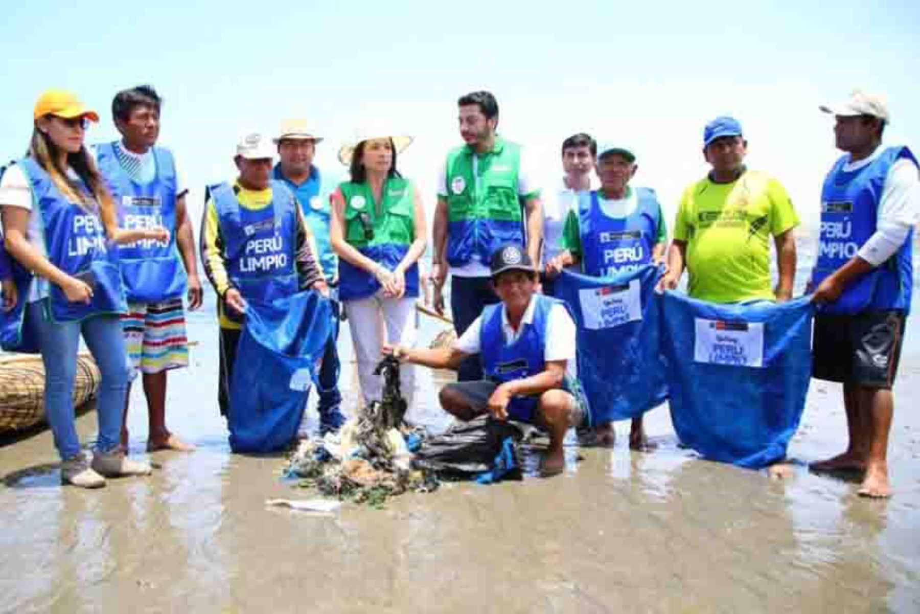 Limpian playas de Huanchaco 