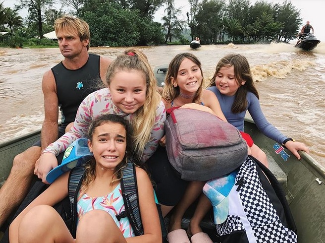 Laird Hamilton salva a familias enteras de las inundaciones en Kauai 