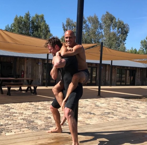 Foto de Kelly Slater encima de Thor se vuelve viral