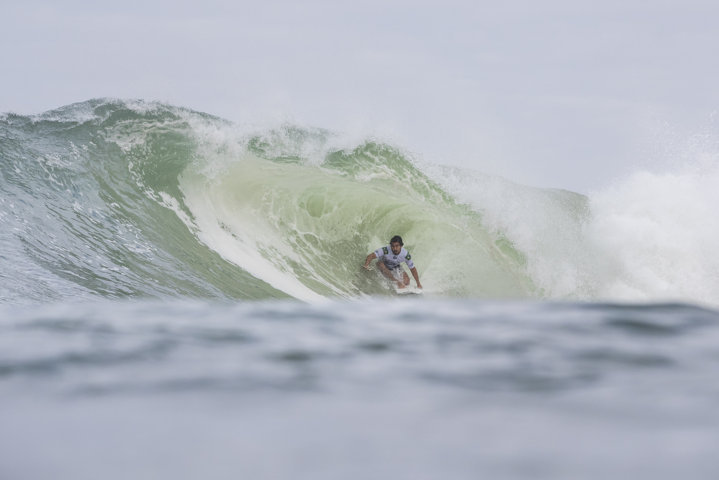 Ian Gouveia sorprende en Saquarema con la mayor nota del Oi Rio Pro 2018