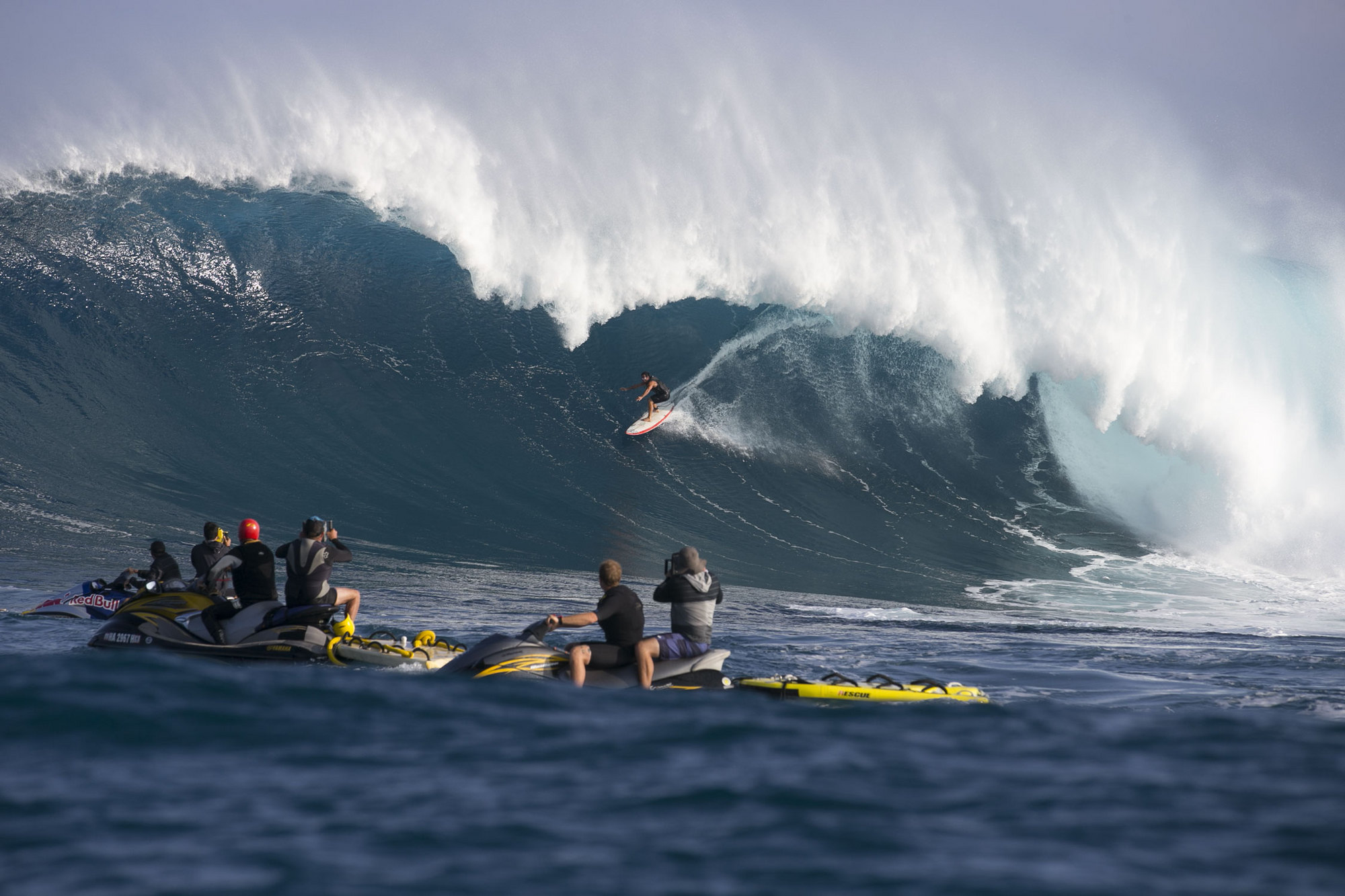 Al filo de lo imposible. Cazadores de olas gigantes
