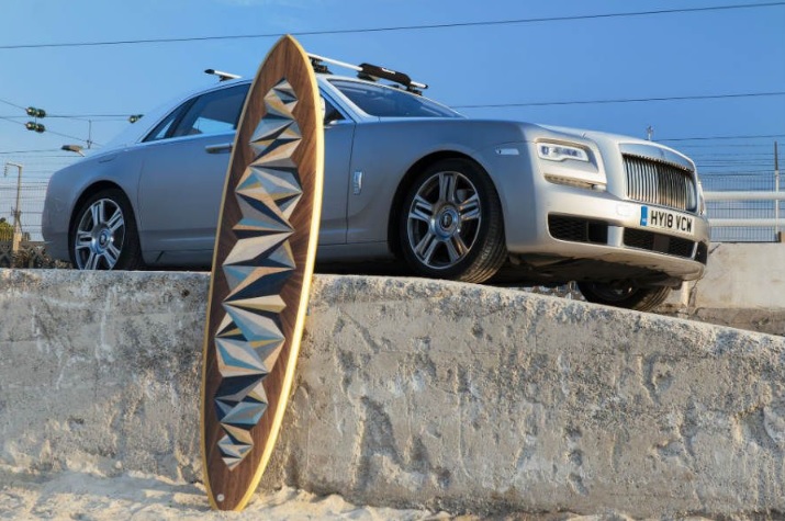 Rolls-Royce ingresa al mercado surf con tabla cubierta en oro