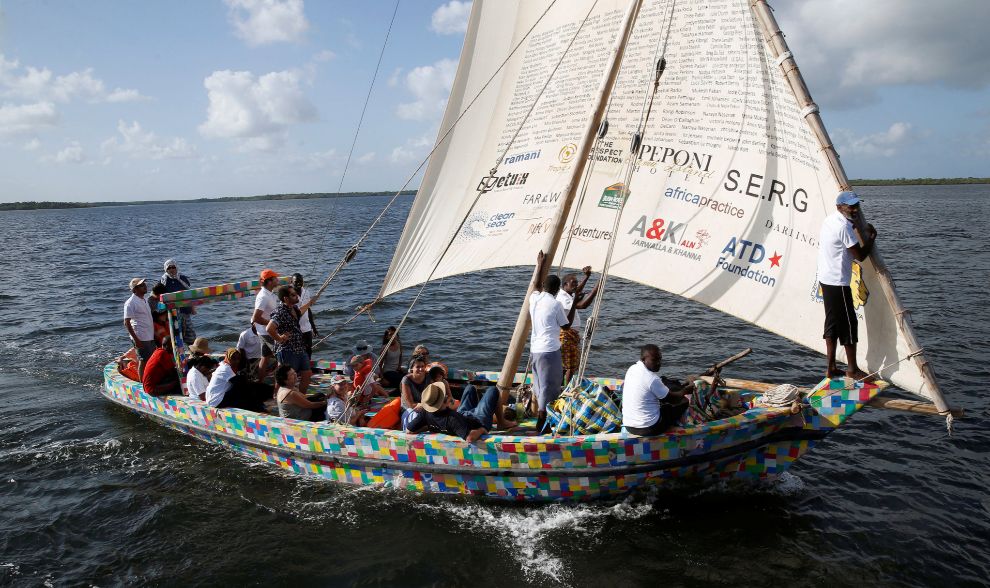 Barco creado con basura marina y sandalias recicladas