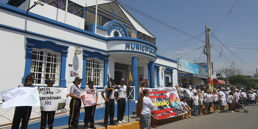 Cadena humana contra la erosi&oacute;n costera en Huanchaco 