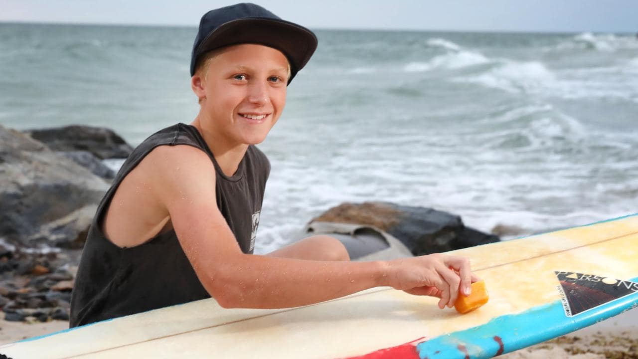 Nueva idea de cera ecol&oacute;gica es lanzada por surfer de 12 a&ntilde;os 