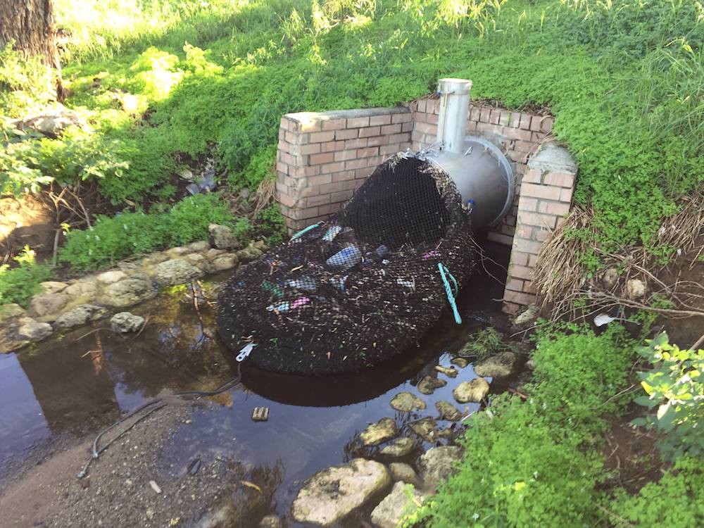 Recogen kilos de basura con mallas instaladas en drenajes