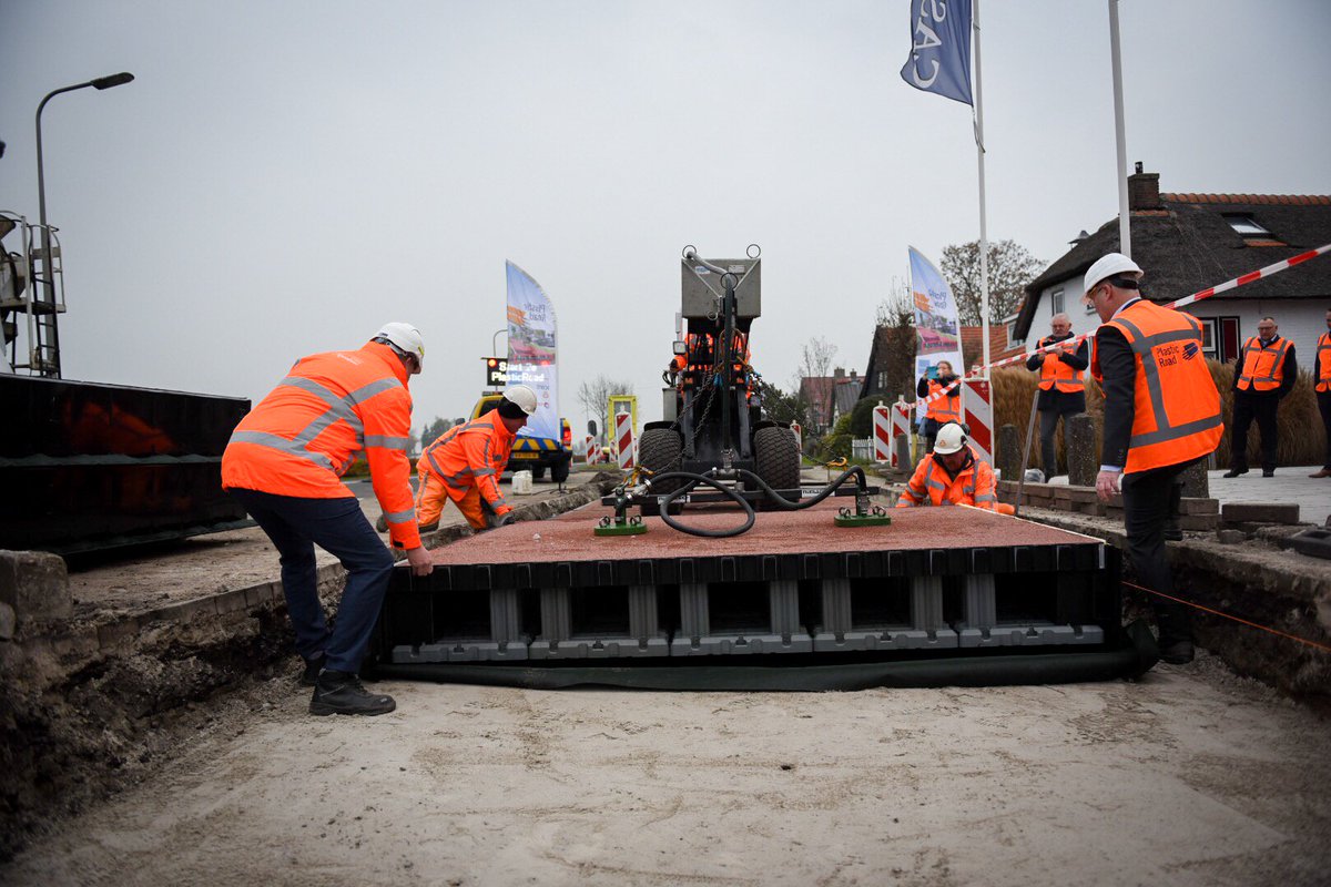 Holanda: Pl&aacute;stico recogido del mar se usa para construir carreteras