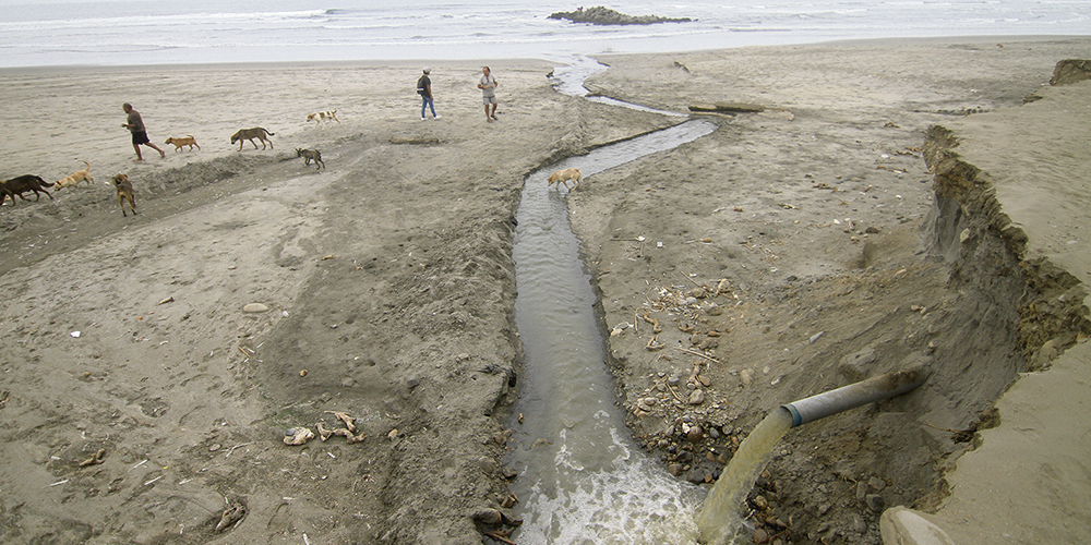 Desag&uuml;e en playa La Delicias contamina el mar y a sus veraneantes  