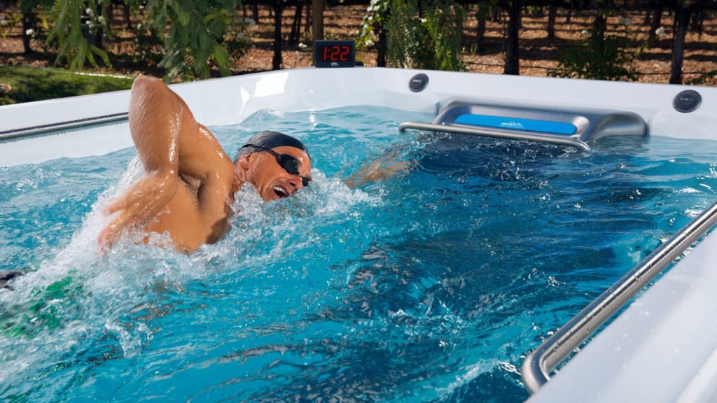 Inauguran en Lima piscina "sin fin" para mejorar el rendimiento físico
