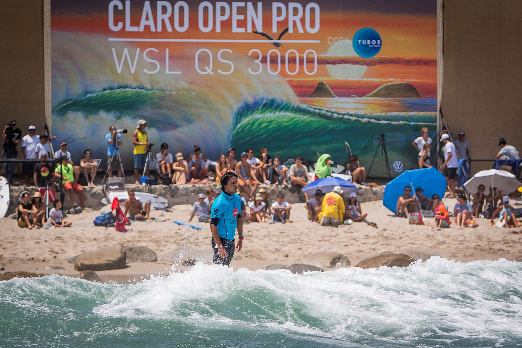 Un peruano buscar&aacute; ma&ntilde;ana el t&iacute;tulo en el Mundial de surf en playa Se&ntilde;oritas