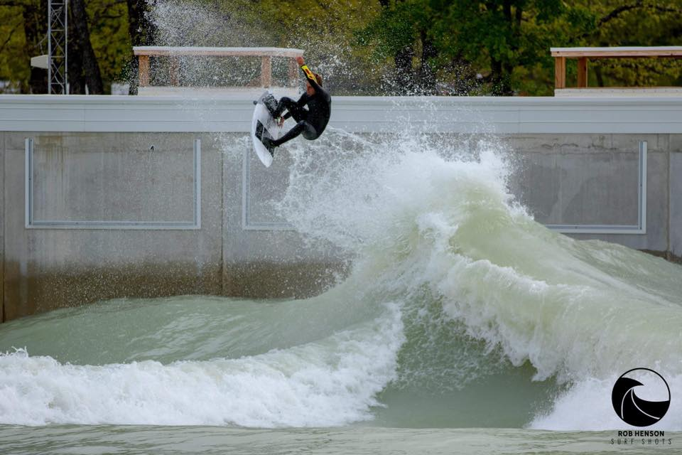 Piscina de Waco ofrece 10 mil d&oacute;lares al surfista que logre hacer el mejor a&eacute;reo 