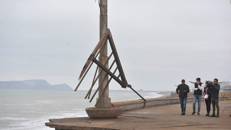 [Fotos y video] Malec&oacute;n de la Costa Verde se cae a pedazos y pone en peligro a deportistas y transe&uacute;ntes