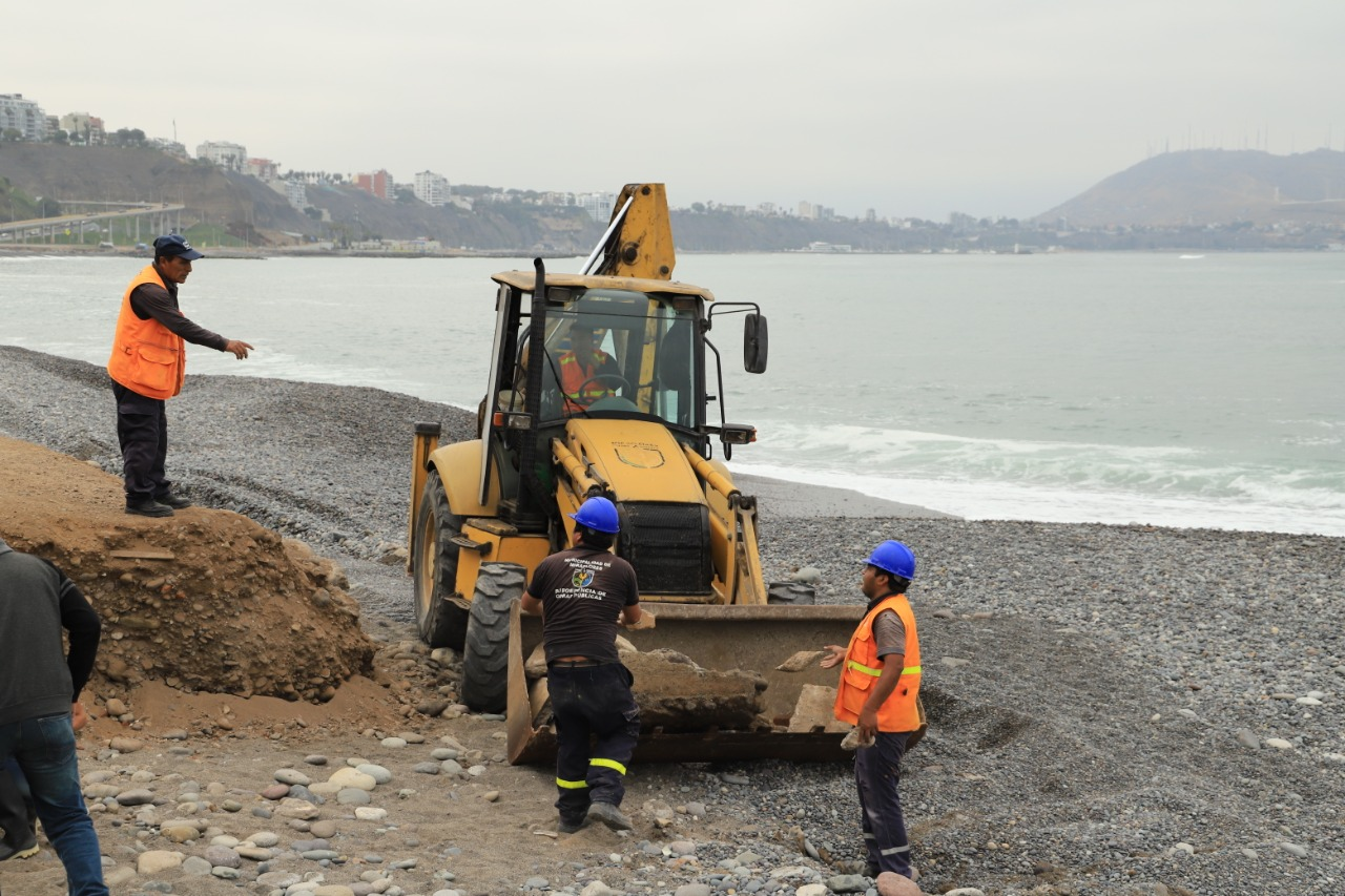 Costa Verde: Despu&eacute;s de dos d&eacute;cadas escombros y fierros oxidados fueron recogidos en playa Redondo