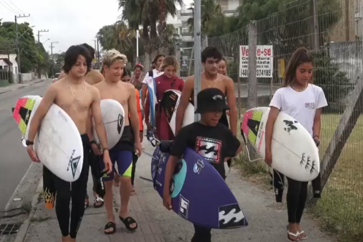 Juveniles peruanos entrenan en el Surf Camp de Red Bull dirigidos por Adriano de Souza 