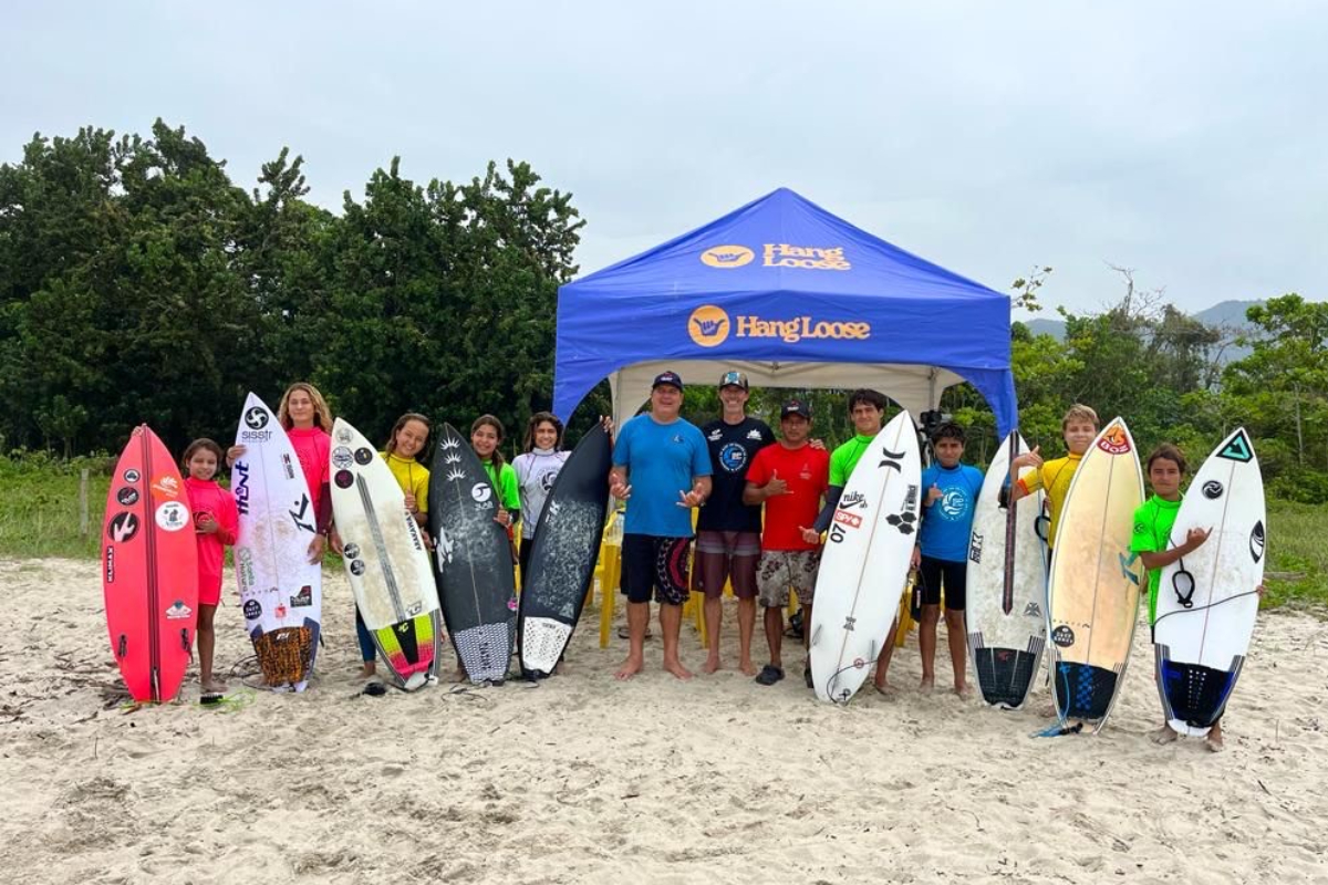 Nueve juniors peruanos compiten ahora en el Hang Loose Surf Attack