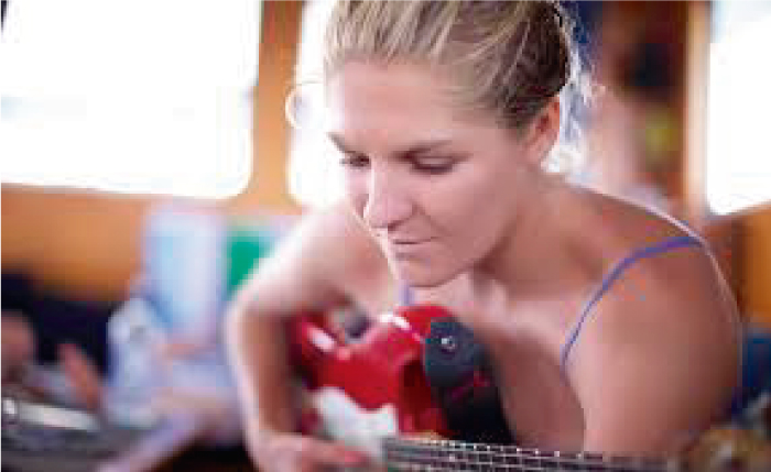 Un poco de &ldquo;jamming&rdquo; con Carissa More y Stephanie Gilmore durante el Fiji Pro
