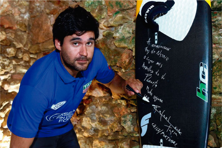 Surfista chileno ingresa al Sal&oacute;n de la Fama de la ola m&aacute;s grande del mundo