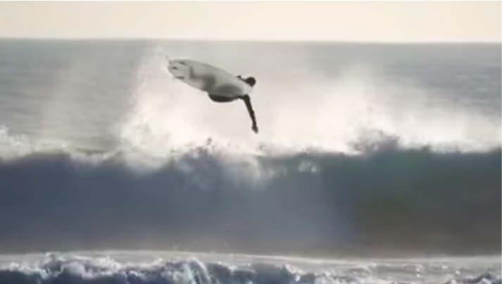 As&iacute; se ven los a&eacute;reos sobre una tabla de surf transparente 

