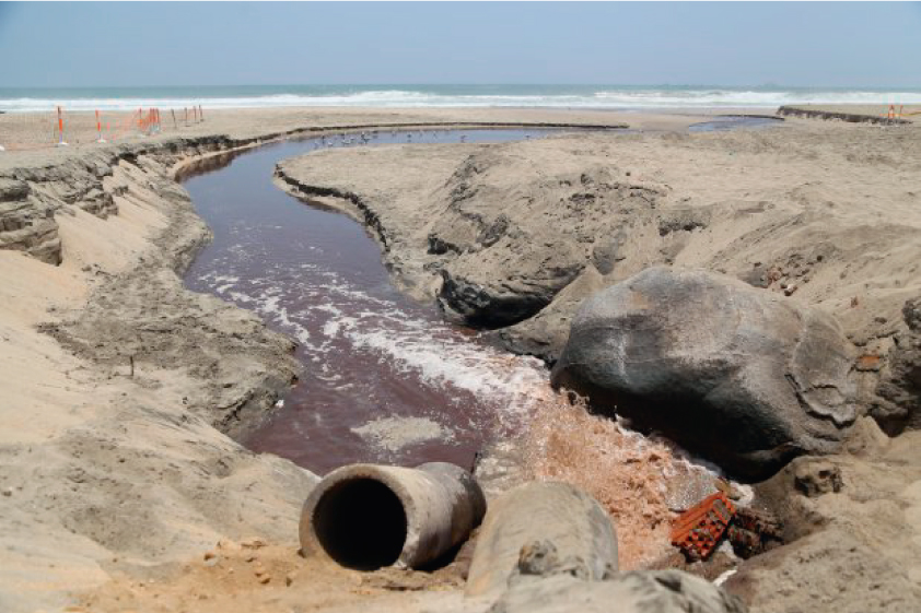 Siguen las protestas por la contaminaci&oacute;n de Playa Arica en Lur&iacute;n 
