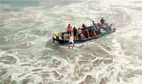 Las fuertes olas de Cabo Blanco: ganancia para unos, peligro para otros