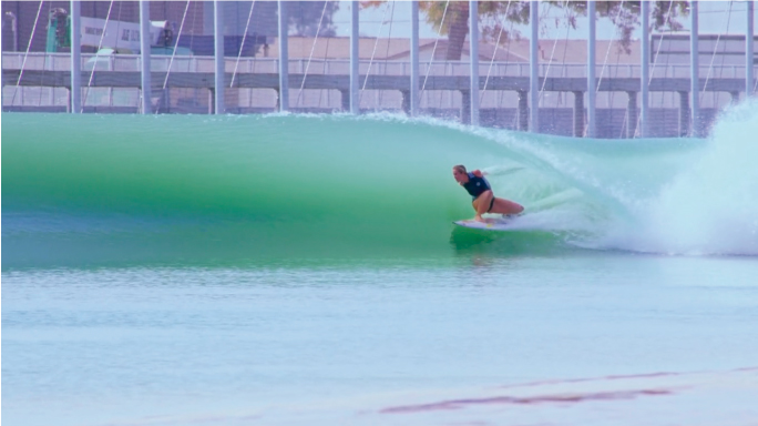 Toda la ca&ntilde;a tubera backside de Bethany Hamilton en la piscina de olas de Kelly Slater 