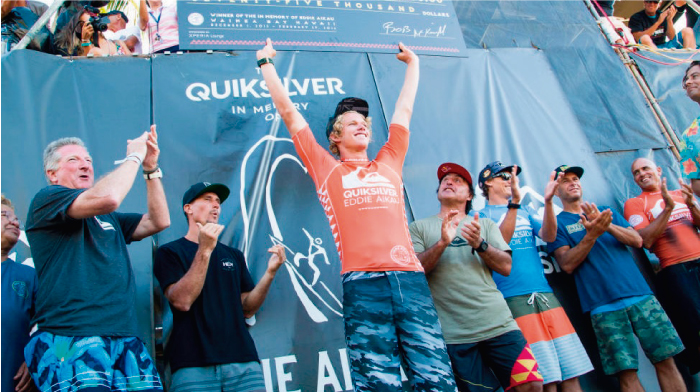Hawaii condecora con trofeo de alta distinci&oacute;n a su surfista predilecto John John Florence 

