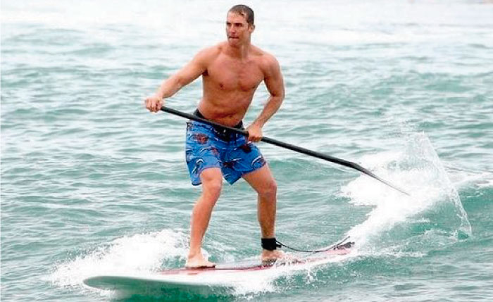 10 de las celebridades que aman hacer surfing 