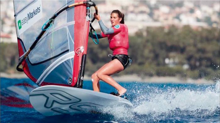 Mar&iacute;a Bel&eacute;n Bazo, una juvenil de peso en el windsurf 