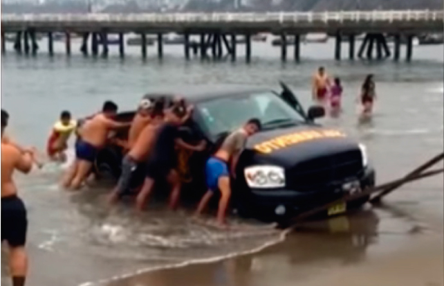 Camioneta de la Marina es arrastrada por las olas en playa de Chorrillos
