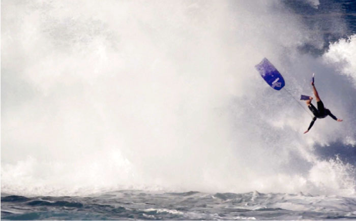 Una contraola env&iacute;a a bodyboarder directo al hospital