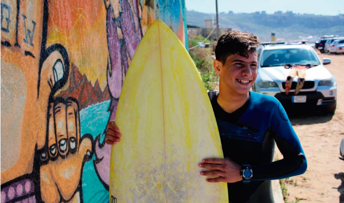 El joven refugiado sirio que encontr&oacute; la libertad en una tabla de surf 