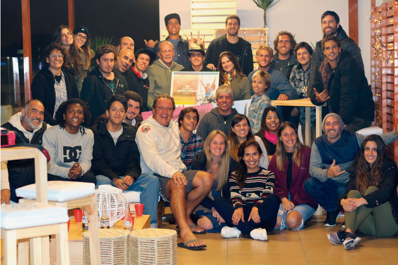La familia Quiksilver se re&uacute;ne para dar homenaje a Tom&aacute;s Tudela por su triunfo en Chile