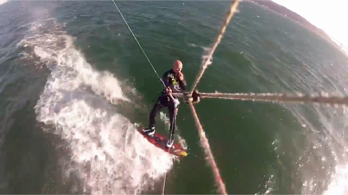 Cuando un kitesurfista tropieza con una ballena 