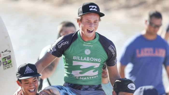 Surfista hawaiano de 16 a&ntilde;os gana los triales en Pipeline 
