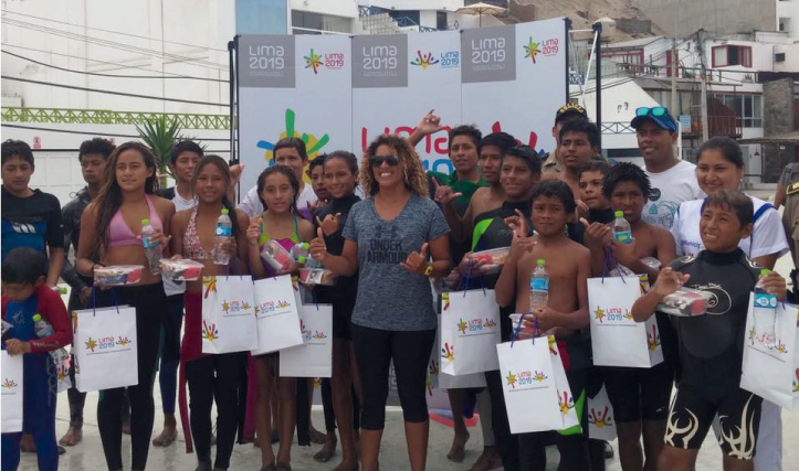 Anali G&oacute;mez ense&ntilde;&oacute; los secretos del surf a ni&ntilde;os en Punta Hermosa  
