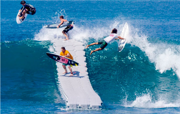 Volcom y la loca idea de un puente flotante en Bali 