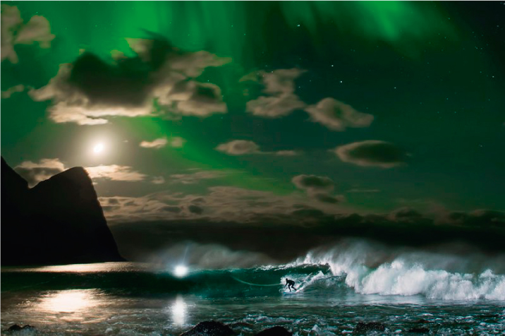 Mick Fanning surfeando bajo las aureolas boreales de Noruega 
