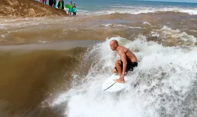 Kelly Slater ofrece espect&aacute;culo de surfing en el r&iacute;o Waimea