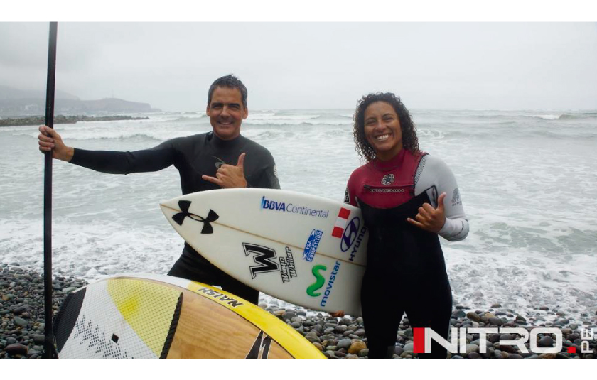 Anal&iacute; G&oacute;mez y Ram&oacute;n Ferreyros surfeando en Barranquito
